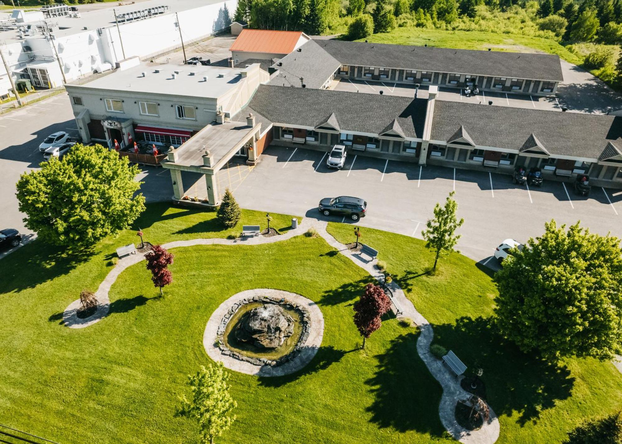 Hotel Motel Le Quiet Lac-Mégantic エクステリア 写真